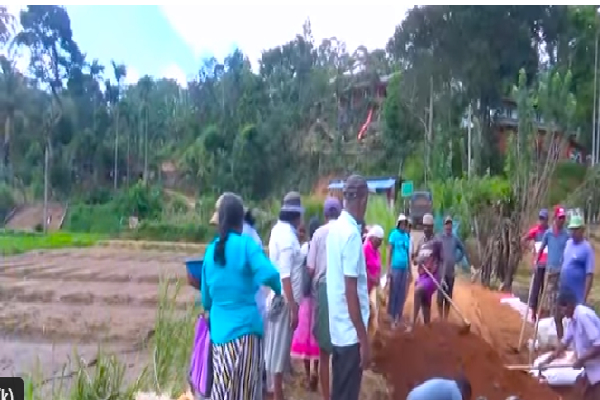 அரசாங்கம் வரும்வரை காத்திருக்காமல் களத்தில் இறங்கிய கிராம மக்கள் | Model Village Strength To Rebuild The Country