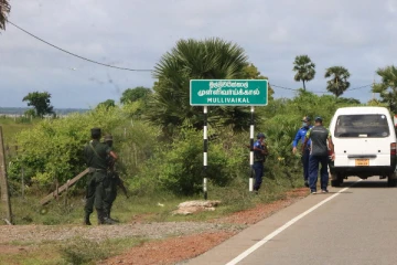 முள்ளுக்கம்பிகளால் சுற்றப்பட்ட பனை மட்டையால் ஊடகவியலாளரை தாக்கிய இராணுவத்தினர் (Video)