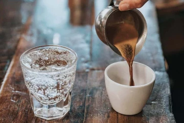 தேநீர் பருகியதும் தண்ணீர் குடிக்கும் பழக்கம் உள்ளதா? ஆபத்து இனிமேல் செய்யாதீங்க