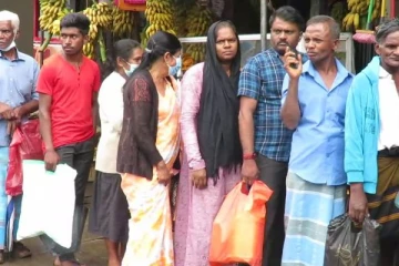 அதிகாலை முதல் மண்ணெண்ணெய்க்காக காத்திருக்கும்  பொதுமக்கள்