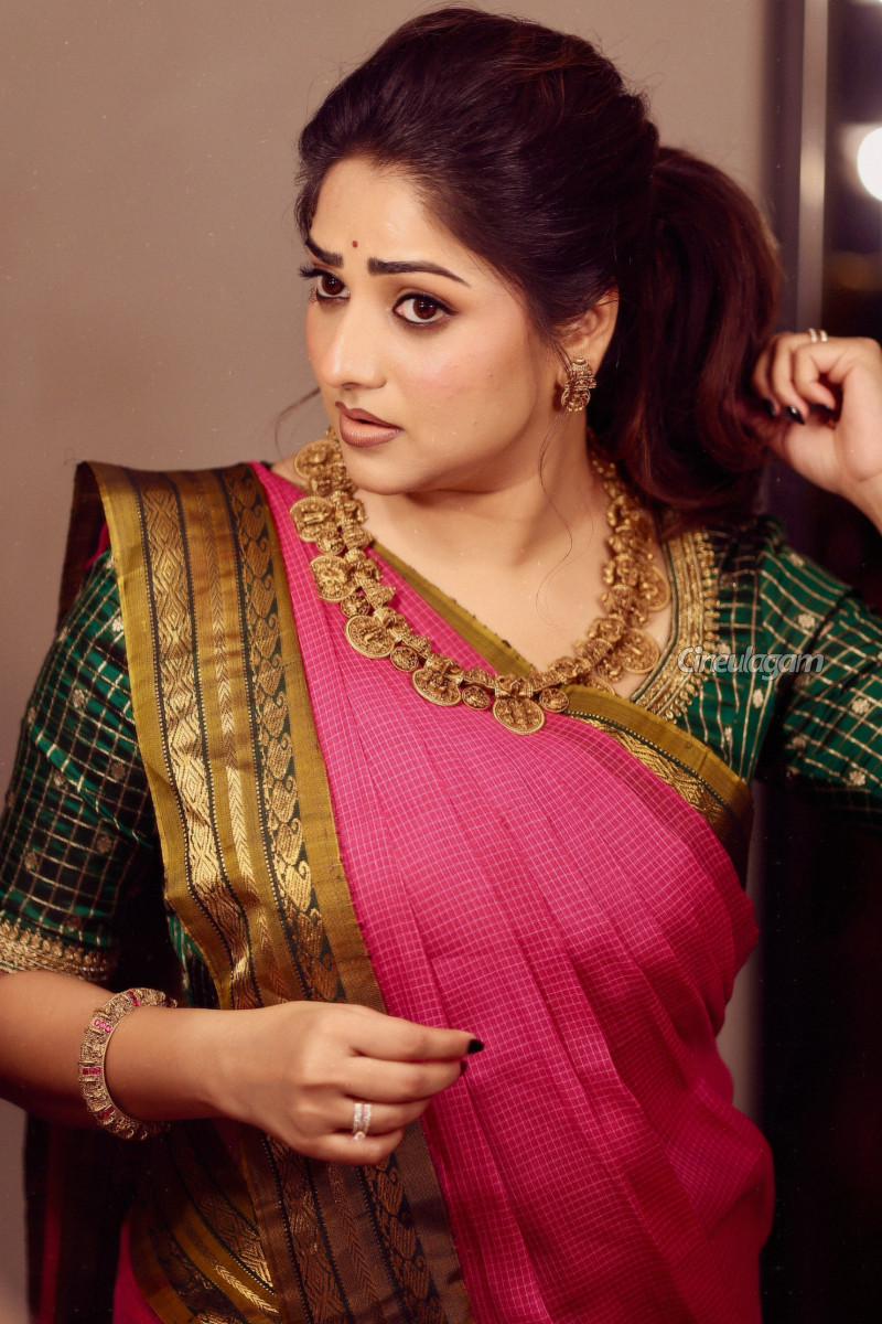 நடிகை கன்னத்தை கிள்ளிய நபர்.. கோபம் வரவில்லை என நடிகை சொன்னது ஏன்? | Rachita Ram Not Angry On Fan Pinching Her Cheeks