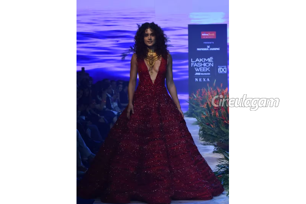 பேஷன் ஷோவிற்காக மேலாடை இல்லாமல் கிளாமராக வந்த நடிகை டாப்ஸி- வைரல் க்ளிக்ஸ் இதோ | Taapsee Pannu Glamour Avatar For Fashion Show