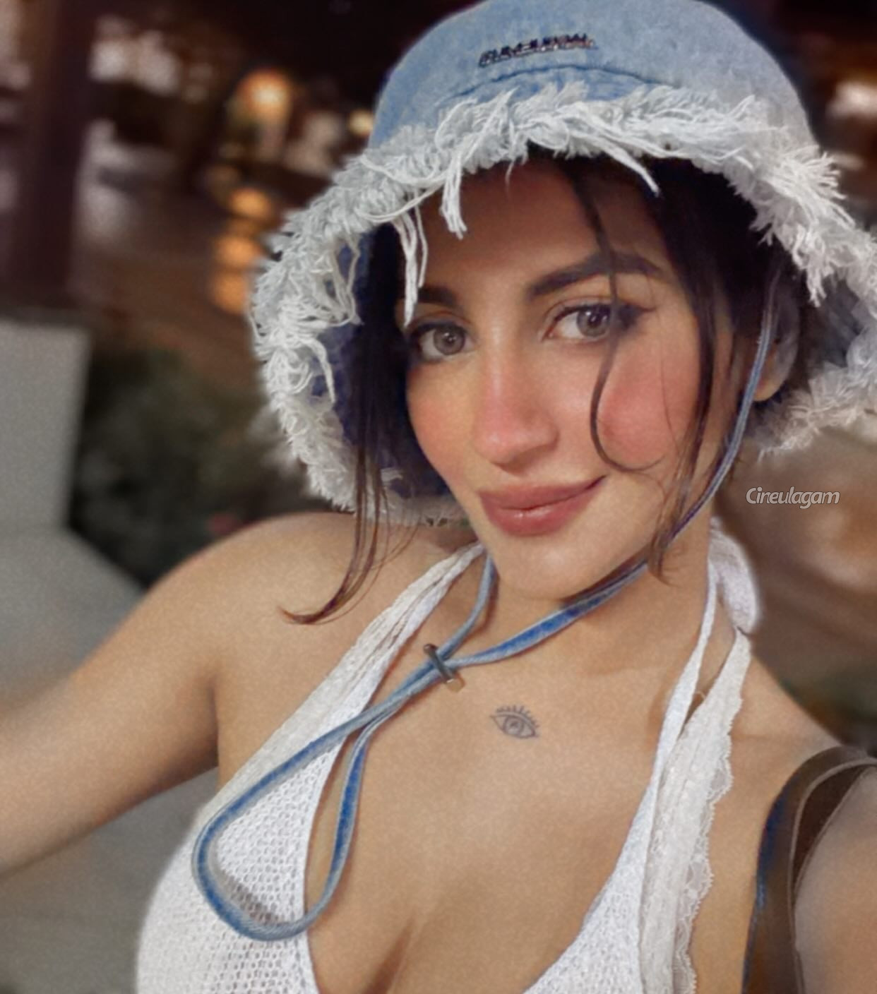 கடற்கரையில் வேற லெவல் கவர்ச்சி உடையில் நடிகை யாஷிகா ஆனந்த் 8 Gallery