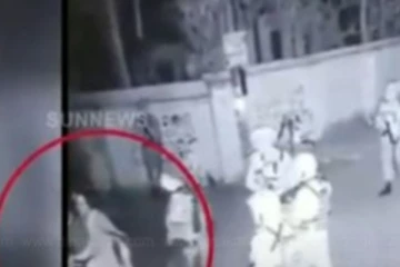 மியான்மரில் பெண்ணை கொடூரமாக தாக்கும் ராணுவத்தினர்: அதிர்ச்சியூட்டும் சிசிடிவி காட்சிகள் வெளியானது