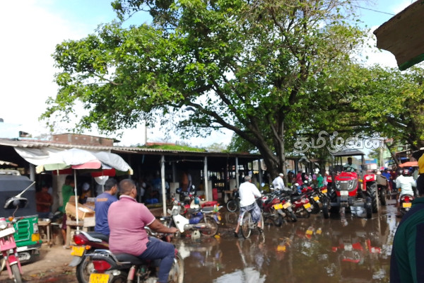 சிறுமழைக்கே தேங்கும் வெள்ள நீர்.. சாய்ந்தமருது பகுதியினர் முன்வைத்துள்ள கோரிக்கை | Flood Saindamarudu Women Market Ampara