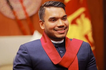 பொது இடத்தில் நாமலுக்கு நேர்ந்த பரிதாப நிலை