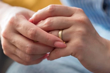 எந்த விரலில் தங்க மோதிரம் அணிய வேண்டும் தெரியுமா?