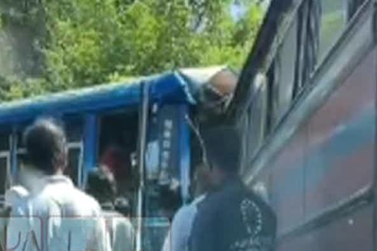 சற்று முன்னர் நேருக்கு நேர் மோதிய இரண்டு பேருந்துகள் ; கோர விபத்தில் பலர் படுகாயம் | Two Buses Collide Head On Many Seriously Injured