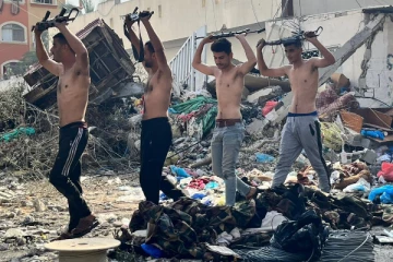 காசாவில் உடைகளின்றி இளைஞர்கள் ஆயுதங்களுடன் இஸ்ரேலியப் படைகளிடம் சரணடைகின்ற காட்சி