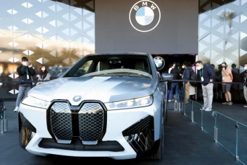 பட்டனை அழுத்தினால் நிறம் மாறும் கார்! உலகிலேயே முதல்முறை... வியக்கவைக்கும் வீடியோ