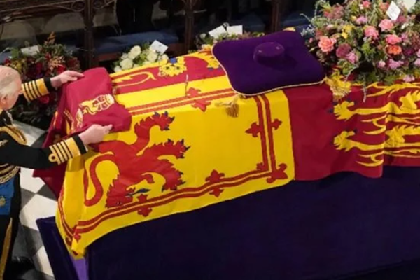 உடைக்கப்பட்ட மகாராணியின் மந்திரக்கோல்! இறுதி பயணத்தில் வித்தியாசமான அரச சடங்கு | Queen S Coffin Lowered Into Royal Vault Ahead