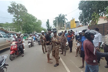 வவுனியாவில் மோட்டார் சைக்கிளை மோதிய இராணுவ பேருந்து - ஒருவர் வைத்தியசாலையில் அனுமதி ( படங்கள்)