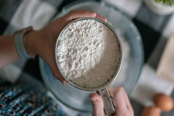 60 வயதிலும் புது பிரகாசம் தரும் அரிசி மா.. யாருக்கும் தெரியாத அழகிகளின் Beauty secret | Homemade Rice Flour Face Pack For Skin