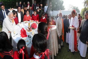 நத்தார் பண்டிகையை பொதுமக்களோடு கொண்டாடிய மோடி