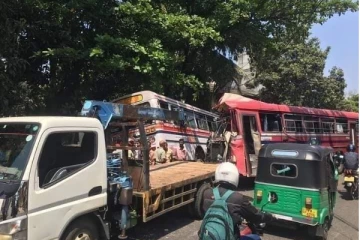 இரு பேருந்துகள் நேருக்கு நேர் மோதி விபத்து! பயணிகளின் நிலை தொடர்பில் வெளியான தகவல் (Video)