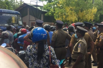 வவுனியாவில் எரிவாயு வாகனம் மக்களால் முற்றுகை (Photos)