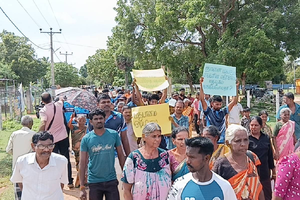 கிளிநொச்சியில் போதைப்பொருளை கட்டுப்படுத்த வலியுறுத்தி கிராம மக்கள் போராட்டம் | Protest To Demand The Control Of Drugs Kilinochchi கிளிநொச்சியில் போதைப்பொருளை கட்டுப்படுத்த வலியுறுத்தி கிராம மக்கள் போராட்டம் | Protest To Demand The Control Of Drugs Kilinochchi