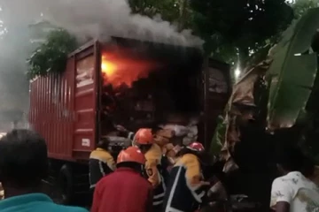 திடீரென தீப்பற்றிய வாகனத்தால் பரபரப்பு