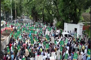 ஐக்கிய மக்கள் சக்தியின் ஆா்ப்பாட்டம்!  கொழும்பில் வாகனப் போக்குவரத்துக்கள் பாதிப்பு