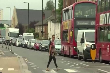 லண்டனில் எரிபொருள் பற்றாக்குறையால் நீண்ட தூரம் காத்திருந்த வாகனங்கள்