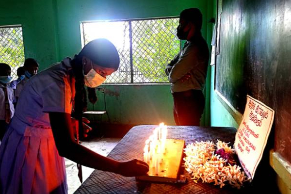 உயிரிழந்த மாணவர்களுக்கு அஞ்சலி செலுத்திய முல்லைத்தீவு மாணவர்கள்! | Mullaitivu Students Pay Tribute Deceased Students