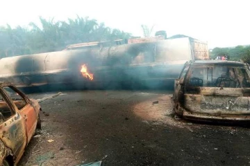 நெடுஞ்சாலையில் வெடித்து விபத்துக்குள்ளான பெட்ரோல் லொறி! 12 பேர் பலியான சோகம்