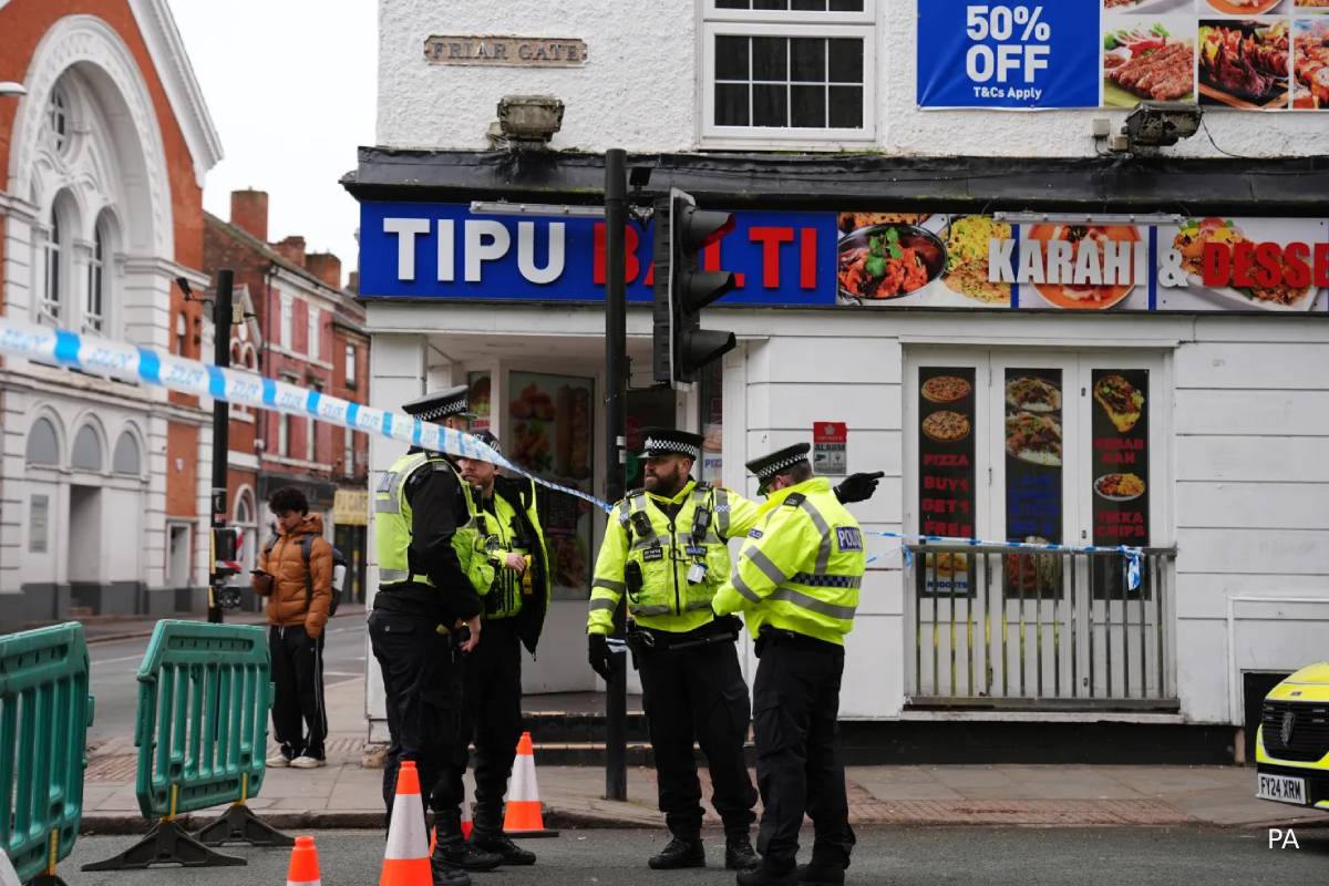 பிரித்தானியாவில் பாதசாரிகள் மீது கார் மொதவிட்டு தாக்குதல்: இரவில் நடந்த சம்பவம் | Car Hits Seven People In Derby