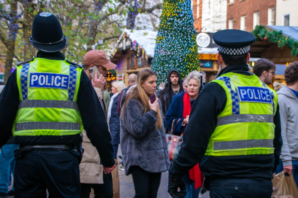 பிரித்தானியாவில் Christmas Market இல் மக்களை அச்சமூட்டிய நால்வர்; பொலிஸார் தேடுதல் நடவடிக்கை | Genuinely Terrifying Christmas Market Families Uk பிரித்தானியாவில் Christmas Market இல் மக்களை அச்சமூட்டிய நால்வர்; பொலிஸார் தேடுதல் நடவடிக்கை | Genuinely Terrifying Christmas Market Families Uk