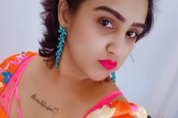 முட்டிக்கு மேலே குட்டை ஆடையில் சர்ச்சையை கிளப்பிய வனிதா.... இரண்டு பெண் பிள்ளைகளின் தாய் செய்யும் காரியமா இது?