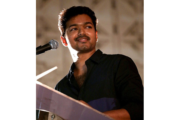 இரவு பார்ட்டியில் அப்படியொரு ஆட்டம் போட்ட விஜய்.. அதுவும் அந்த இயக்குனருடன் | Vijay Dance In Night Party Video