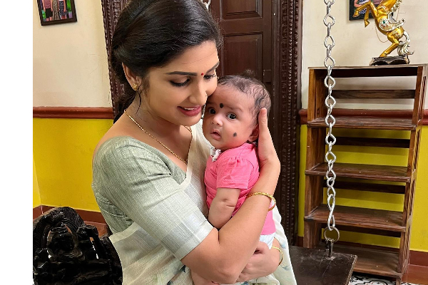 எதிரியாக மாறிய கணவன்.. நடிகை திவ்யா ஸ்ரீதர் கைக்குழந்தையுடன் உருக்கமான பதிவு | Divya Sridhar About Her Bonding With Daughter