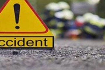 මහ පාරේ සිදුවූ කාලගෝට්ටිය නිසා විශාල අනතුරකුත්.. පුද්ගලයෙකුට බරපතලයි.. වාහන දෙකකටත් දැඩි හානි..