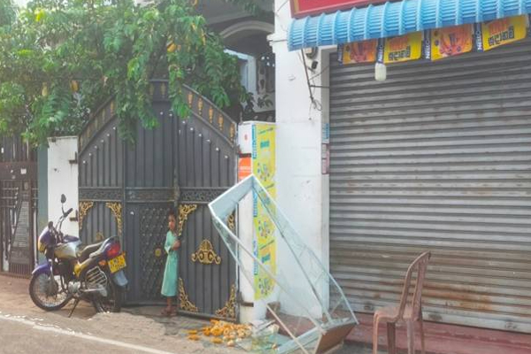 வீதியில் கிரிக்கெட் விளையாடியதில் ஏற்பட்ட மோதல்: மூவர் வைத்தியசாலையில் | Clash While Playing Cricket In The Street Kalmunai