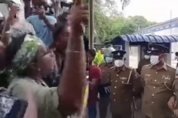 "..අනේ සර් ඔය බැටන් පොල්ල මට දෙන්න.." ලංකාවේ නළු නිළියෝ පොලීසිය ඉදිරියට ගොස් බය නැතුව කරපු වැඩේ..(VIDEO)