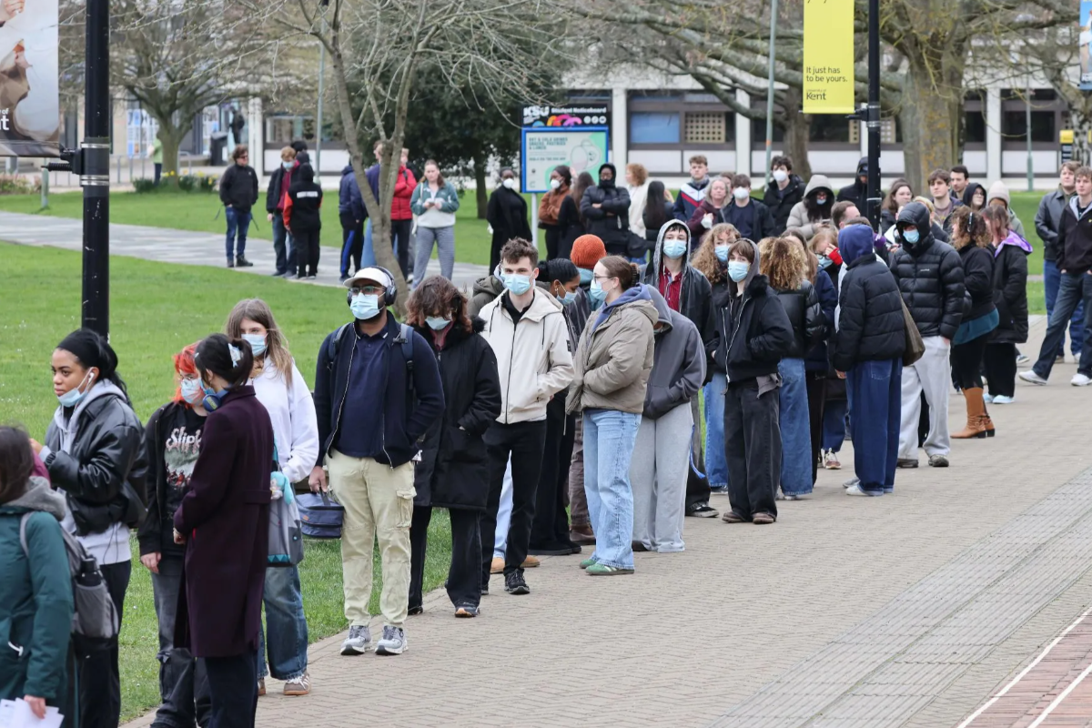 மின்-சிகரெட் ... பிரான்ஸ் வரை பரவிய Meningitis ; பிரித்தானிய சுகாதார அமைச்சர் எச்சரிக்கை | Vape Smoke Meningitis Spread To France Uk Waring