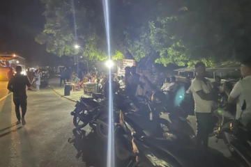 மன்னாரில் சற்று முன் கடும் பதற்றம் ; பொலிஸார் பாதுகாப்புடன் கொண்டு செல்லப்பட்ட பொருட்கள்