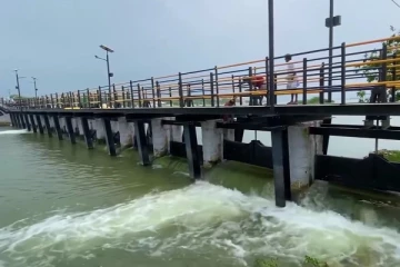 யாழில் தொடரும் சீரற்ற காலநிலை! தொண்டமானாறு வாவியின் வான் கதவுகள் திறப்பு(படங்கள்)