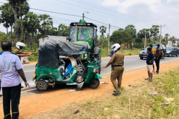 முச்சக்கர வண்டியுடன் குளிரூட்டி வாகனம் மோதி விபத்து - சாரதி படுகாயம்!