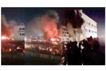 பட்... பட்... என வெடித்து சிதறிய ஆக்சிஜன் சிலிண்டர்கள் - 50 கொரோனா நோயாளிகள் உடல் கருகி பலி! ஆத்திரத்தில் வானங்களை அடித்து நொறுக்கிய மக்கள்