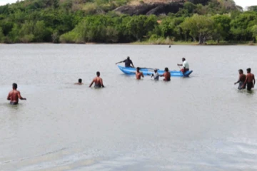 දිය නාමින් සිටි අවුරුදු 7ක කුඩා දරුවෙකු කිඹුලෙකු ඩැහැගනී..(VIDEO)