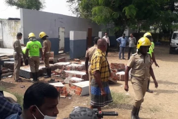தமிழகத்தில் பெரும் சோகம்; சுற்றுச்சுவர் இடிந்து மாணவர்கள் பலி