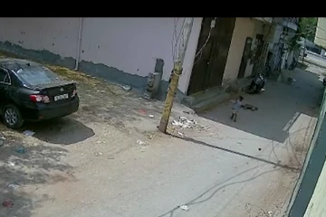 சாலையில் நடந்து சென்ற 4 வயது சிறுவன் - திடீரென சாக்கடைக் குழியில் விழுந்த அதிர்ச்சி வீடியோ வைரல்