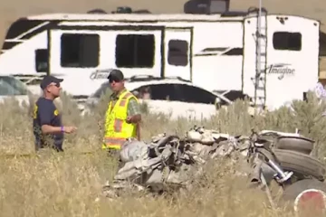 இரண்டு விமானங்கள் மோதி விபத்து: விமானிகள் பலி (Video)