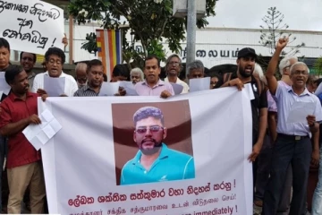 பல்வேறு எதிர்ப்புகளுக்கு மத்தியில் எழுத்தாளர் சக்திக விடுதலை!