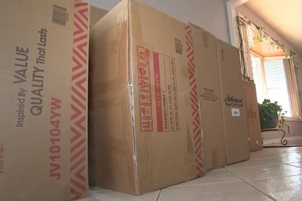 நடக்கவே தெரியாத ஒன்றரை வயசு குழந்தை ஆன்லைனில் ரூ.1.4 லட்சத்திற்கு ஆர்டர் செய்த பொருள் என்ன தெரியுமா? | Baby Accidentally Orders Furniture Worth Rs 1 4 L