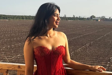 நடிகர் அர்ஜுனின் இளைய மகள்.. ஹீரோயின்களை மிஞ்சும் கிளாமர் போட்டோஷூட்