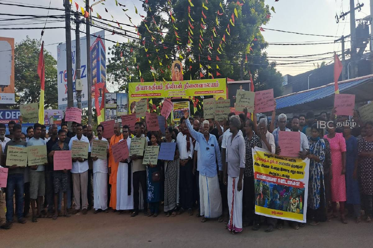 திலீபனின் சிலை அகற்றப்பட்டமைக்கு எதிராக யாழில் போராட்டம்! | Protest In Jaffna For Thileepan S Statue Removal திலீபனின் சிலை அகற்றப்பட்டமைக்கு எதிராக யாழில் போராட்டம்! | Protest In Jaffna For Thileepan S Statue Removal