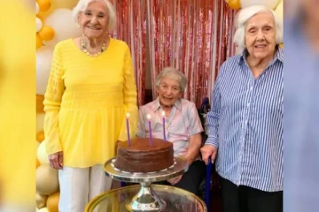 கொரோனாவை வென்று 100வது பிறந்தநாளை ஒன்றாக கொண்டாடிய மூதாட்டிகள்