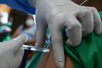 கோவிட் தடுப்பூசி வழங்கியதில் வைத்தியர்கள் தொடர்பில் எழுந்துள்ள சர்ச்சை! - விசாரணைகள் ஆரம்பம்