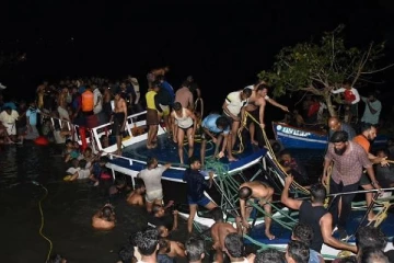 உல்லாச படகு கவிழ்ந்த விபத்தில் 21பேர் பலி! பயணிகள் சிலர் மாயமானதால் அச்சம்